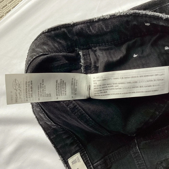 Abercrombie Women’s The Skinny High Rise Ripped Knee Jean in Black in 20S/35 - Picture 9 of 10